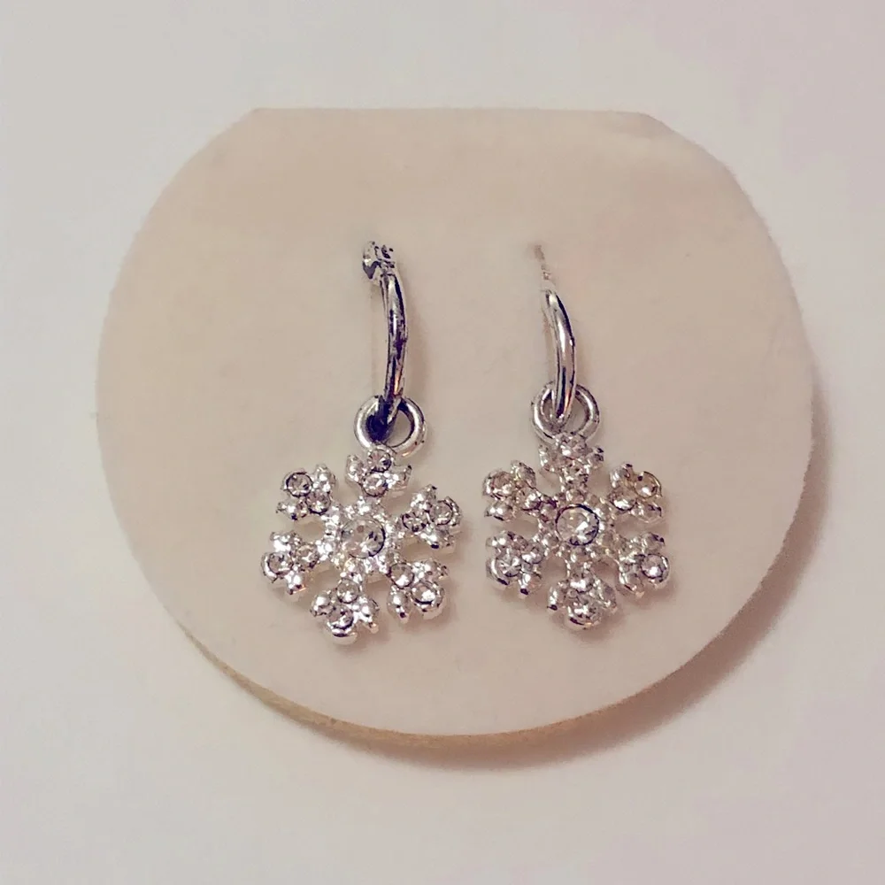 Vintage Snow Flake Earrings - Picture 4 of 4